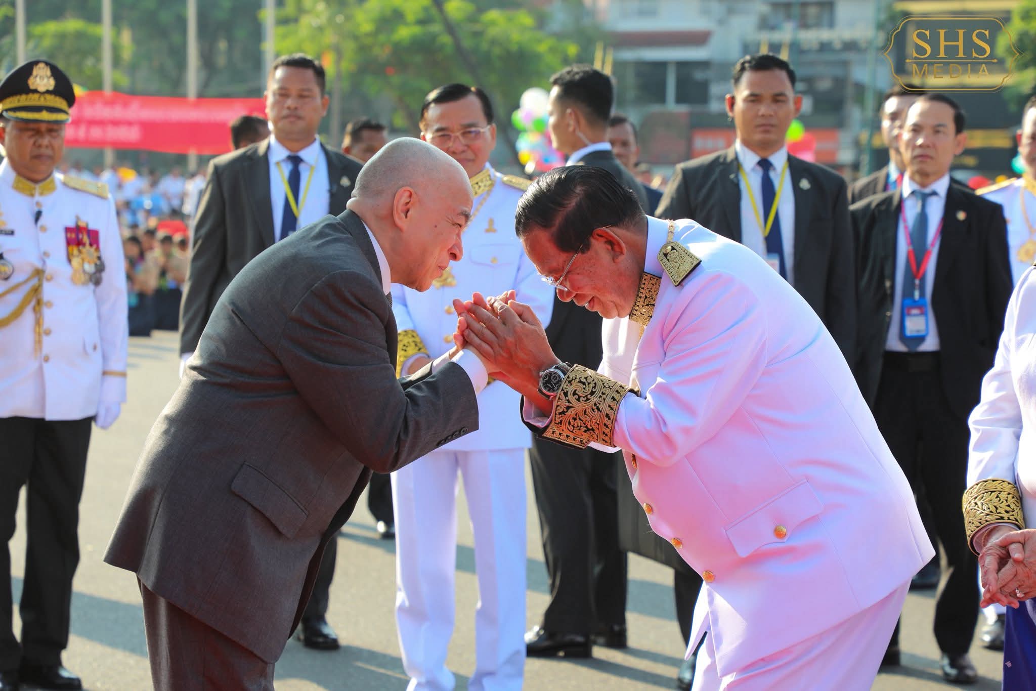 សម្ដេចតេជោ ហ៊ុន សែន អញ្ជើញដង្ហែព្រះមហាក្សត្រ ក្នុងខួបអនុស្សាវរីយ៍៧២ឆ្នាំ នៃទិវាបុណ្យឯករាជ្យជាតិ ៩វិច្ឆិកា​​